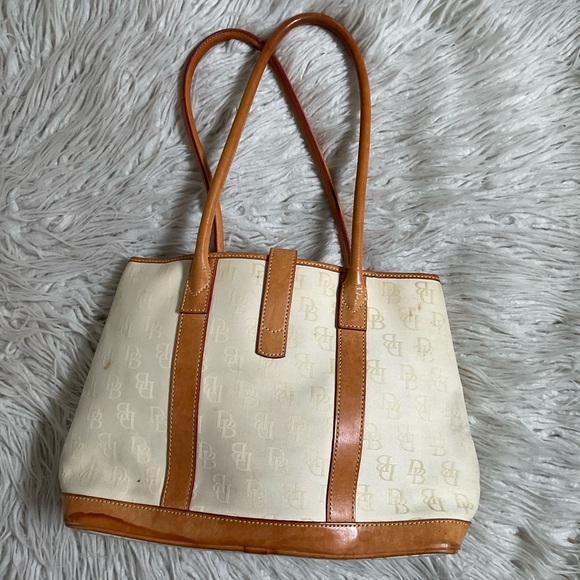 Dooney Bourke Beige Canvas Logo Embossed Tan Leather Trim Push Lock Shoulder Bag - Picture 2 of 11